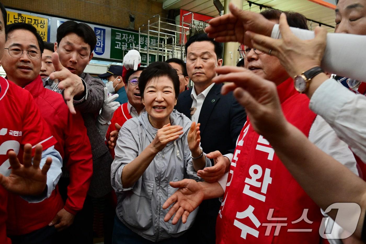 본문 이미지 - 박근혜 전 대통령이 27일 경남 진주 대안동 진주중앙시장을 찾아 박완수 국민의힘 경남도지사 후보, 한경호 진주시장 후보 지원유세를 하고 있다. (공동취재) ⓒ 뉴스1 윤일지 기자
