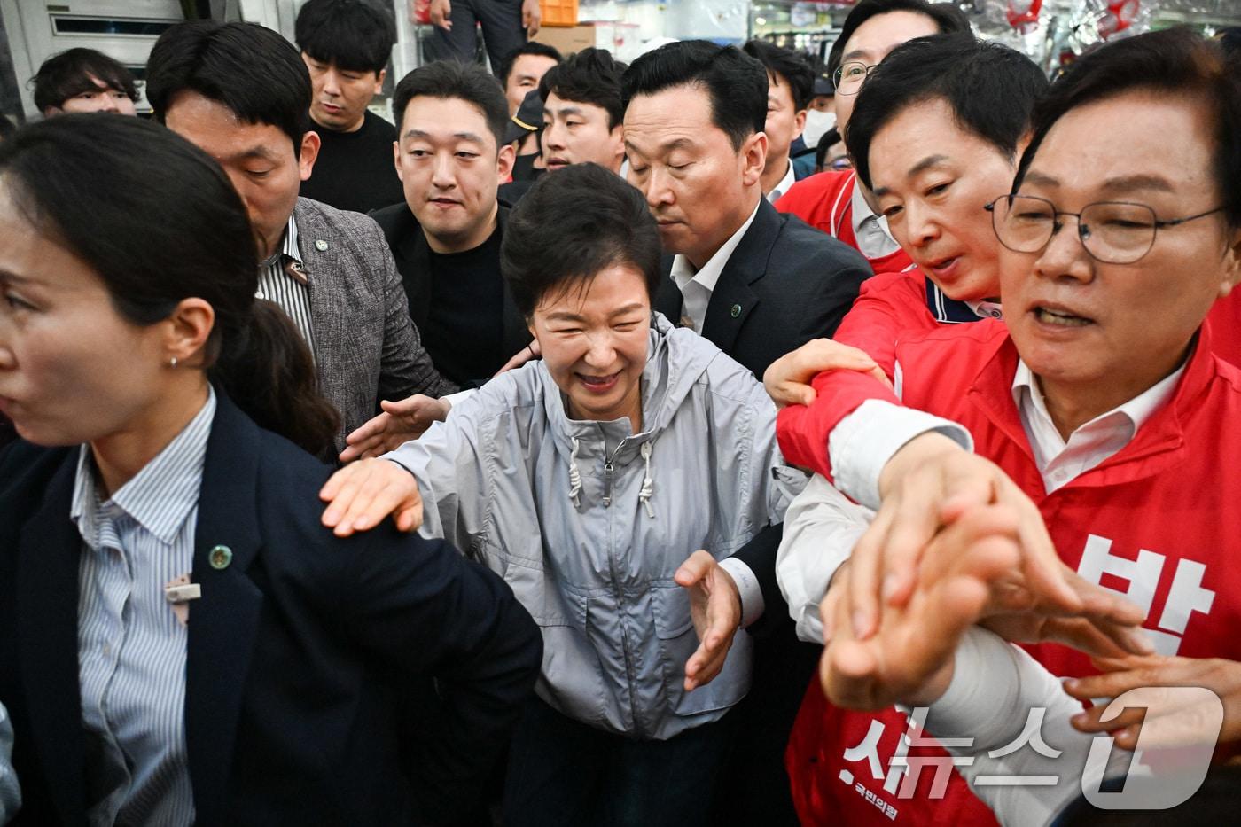 본문 이미지 - 박근혜 전 대통령이 27일 경남 진주 대안동 진주중앙시장을 찾아 박완수 국민의힘 경남도지사 후보, 한경호 진주시장 후보 지원유세를 하고 있다. (공동취재) 2026.5.27 ⓒ 뉴스1 윤일지 기자
