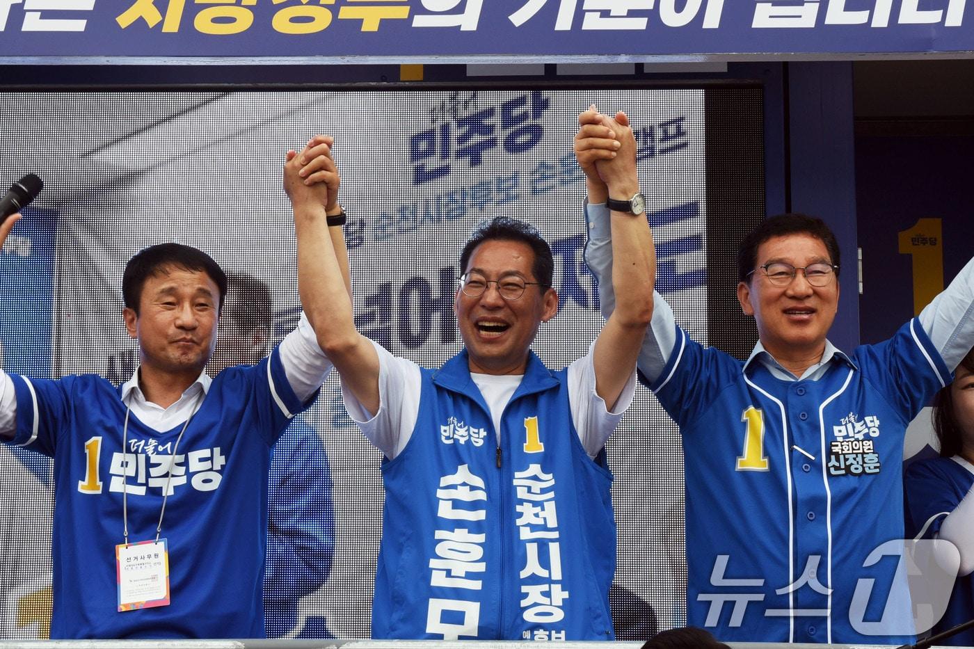 본문 이미지 - 한병도 더불어민주당 원내대표와 신정훈 국회의원이 27일 전남 순천 풍덕동 아랫장을 방문해 손훈모 순천시장 후보 지지를 호소하고 있다. 2026.5.27 ⓒ 뉴스1 김성준 기자