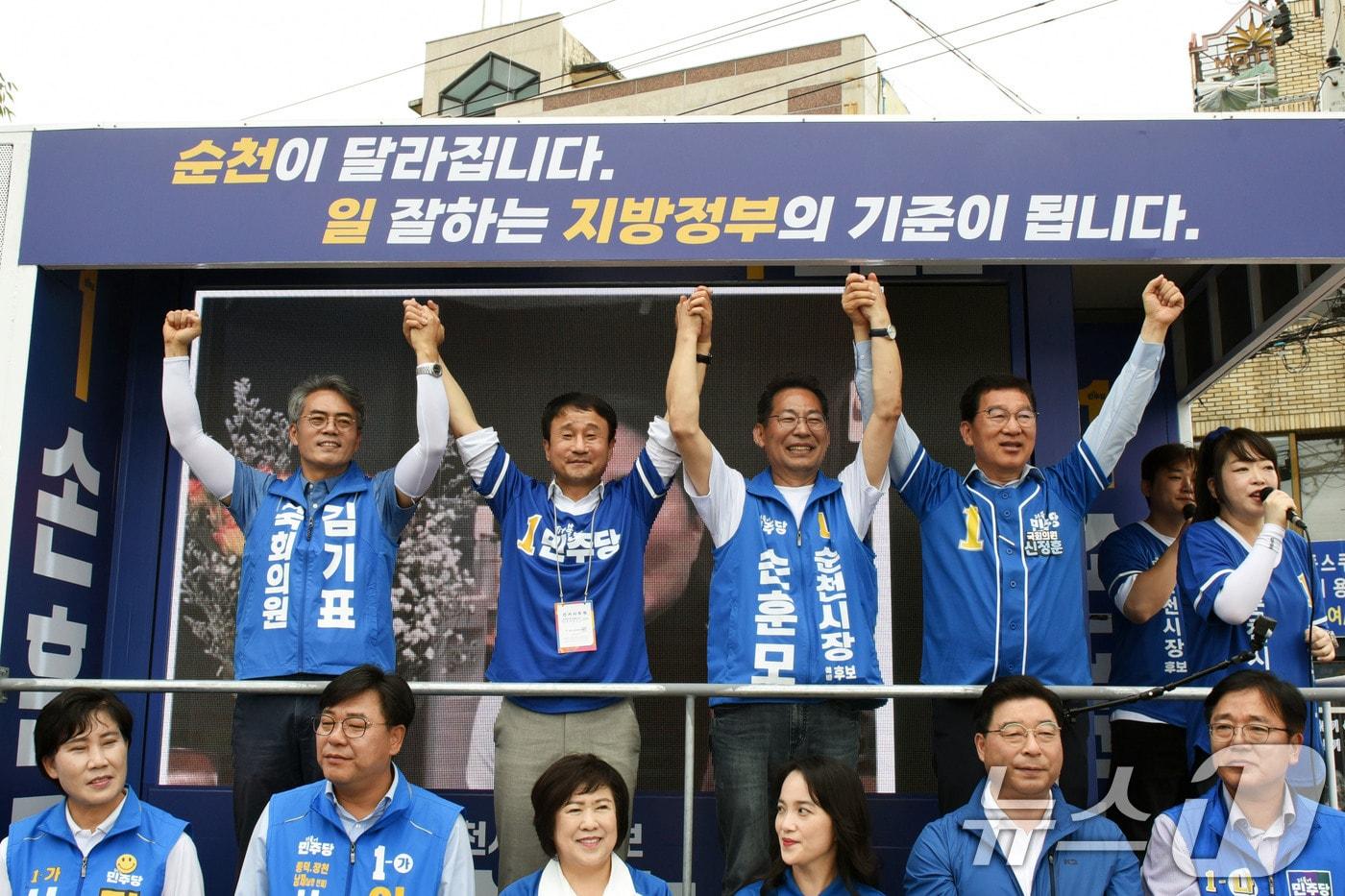 본문 이미지 - 한병도 더불어민주당 원내대표가 27일 전남 순천 풍덕동 아랫장을 방문해 손훈모 순천시장 후보 지지 유세를 펼치고 있다. 2026.5.27 ⓒ 뉴스1 김성준 기자