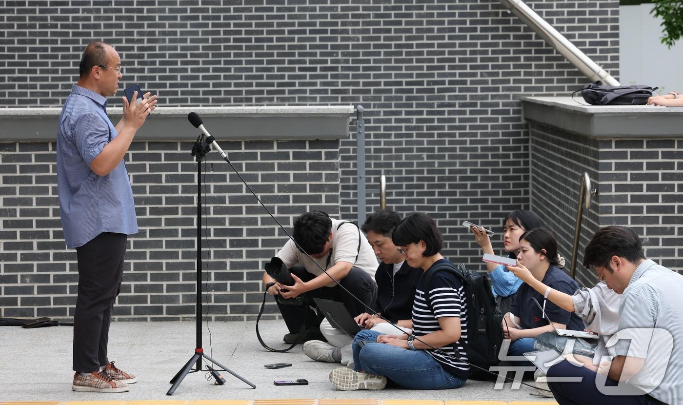본문 이미지 - 민경권 대한민국주주운동본부 대표가 27일 경기 수원시 영통구 경기지방노동위원회에서 삼성전자 노사 임금협상 잠정합의안 가결 등과 관련한 입장을 발표를 하고 있다. 2026.5.27 ⓒ 뉴스1 김영운 기자