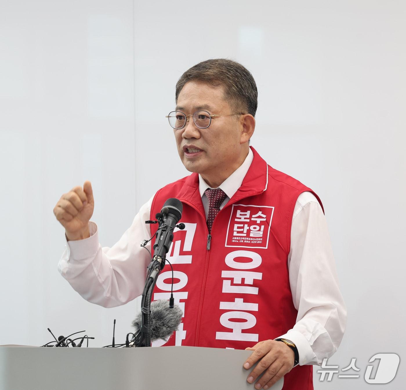 본문 이미지 - 윤호상 서울시교육감 후보가 27일 서울시교육청에서 열린 기자단 초청 기자회견에서 발언을 하고 있다. (서울시교육청 자료 제공)