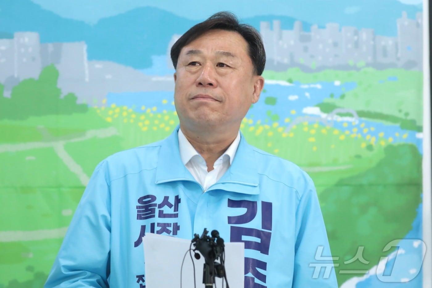 본문 이미지 - 김종훈 진보당 울산시장 후보가 27일 울산 남구 소재 자신의 선거사무소에서 기자회견을 열고 단일화 재경선 수용과 관련한 입장을 밝히고 있다. 2026.05.27.ⓒ 뉴스1 김세은 기자
