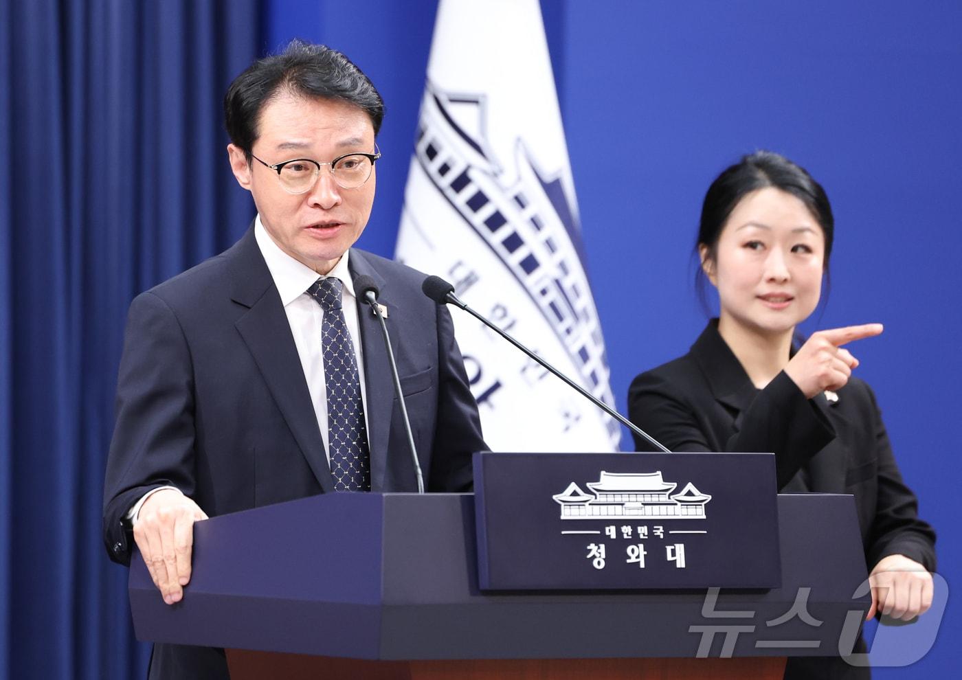 본문 이미지 - 이규연 홍보소통수석이 27일 청와대 춘추관에서 대통령 취임1주년 기자회견 관련 브리핑을 하고 있다. 2026.5.27 ⓒ 뉴스1 허경 기자
