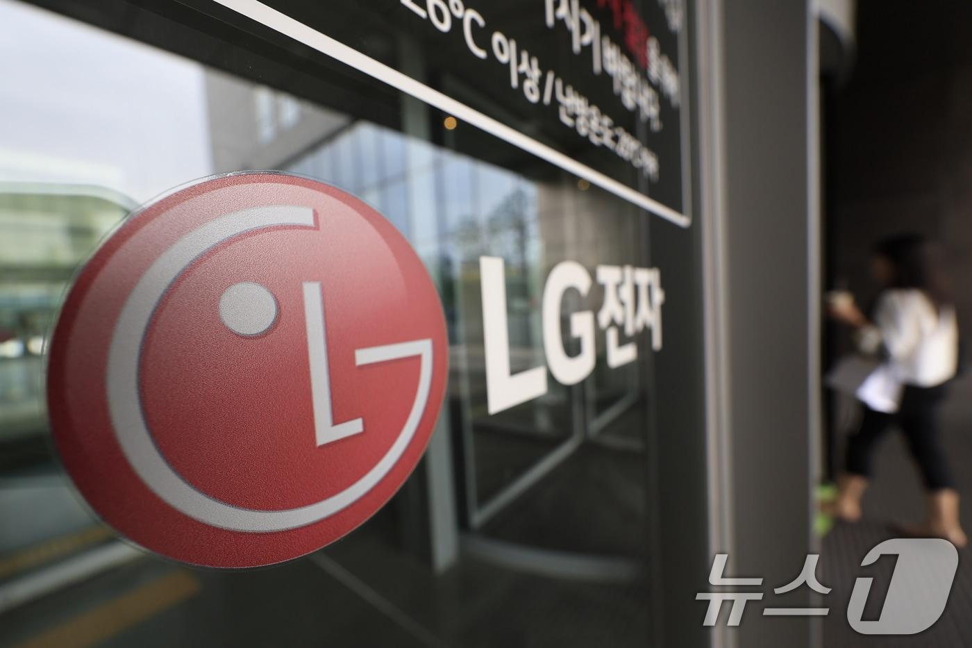 본문 이미지 - 27일 서울시 강서구 LG전자 마곡업무센터에서 직원들이 드나들고 있다. 이날 LG전자 마곡업무센터에서 칼부림 사건이 발생해 2명이 각각 칼에 찔려 병원으로 이송됐다. 2026.5.27 ⓒ 뉴스1 박정호 기자