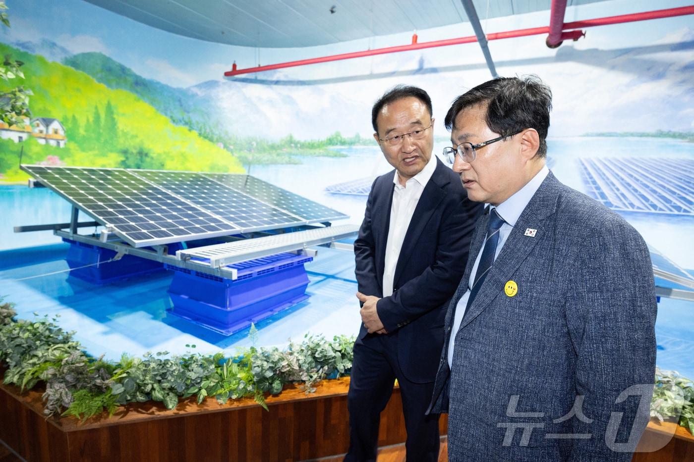 본문 이미지 - 김성환 기후에너지환경부 장관이 경기 평택 소재 수상태양광 시공업체 사업장을 방문해 시설을 둘러보고 있다. (기후에너지환경부 제공. 재판매 및 DB 금지)