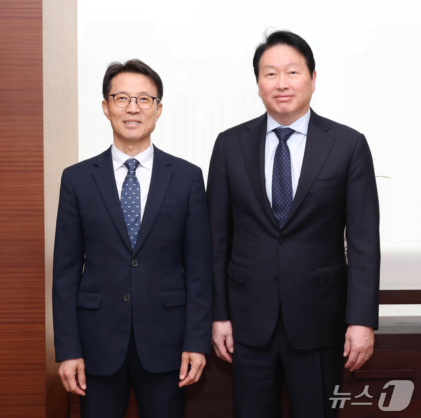 본문 이미지 - 김진오 저출산고령사회위원회 부위원장(왼쪽)은 27일 서울 중구 대한상의를 찾아 최태원 대한상공회의소 회장을 예방했다.(저고위 제공)