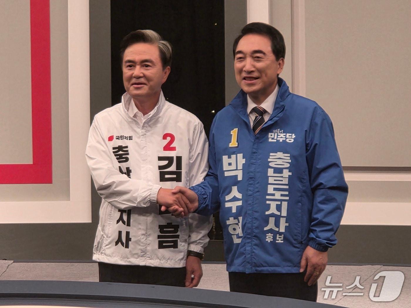 본문 이미지 - 김태흠 국민의힘 충남지사 후보와 박수현 더불어민주당 후보가 3차 토론에 앞서 기념촬영을 하고 있다.2026.5.27/뉴스1