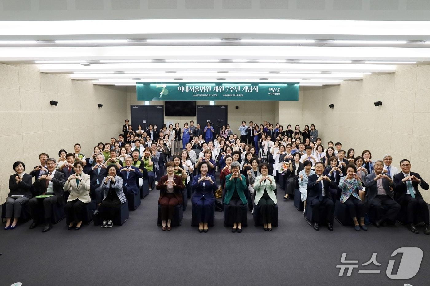 본문 이미지 - 이대서울병원은 지난 22일 개원 7주년 기념식을 개최하며 병원의 모태인 보구녀관(普救女館) 정신을 잇는 '조선여자의학강습소 전시'와 환자·교직원을 위한 '이화책방'을 열었다고 27일 밝혔다.(이대서울병원 제공)