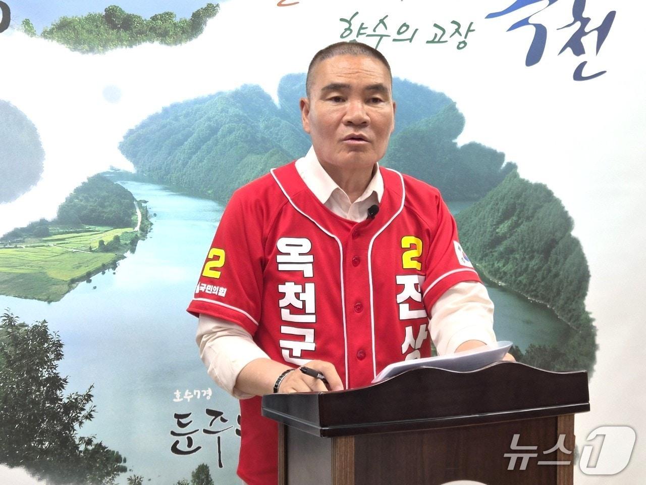 본문 이미지 - 27일 국민의힘 전상인 옥천군수 후보가 농어촌 기본소득과 관련한 입장을 밝히고 있다. 2026.5.27/뉴스1
