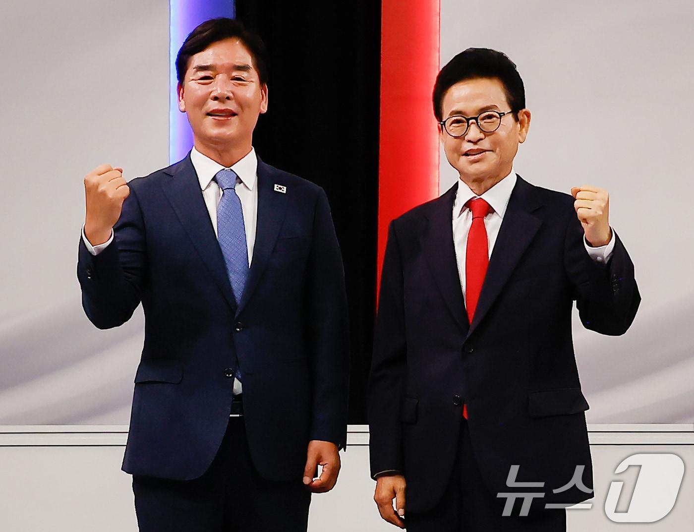 본문 이미지 - 오중기 더불어민주당 후보(왼쪽)와 이철우 국민의힘 후보가 27일 오후 KBS 대구 스튜디오에서 열린 제9회 전국동시지방선거 경북도지사 후보자 토론회 시작에 앞서 포즈를 취하고 있다。 2026.5.27 ⓒ 뉴스1 공정식 기자