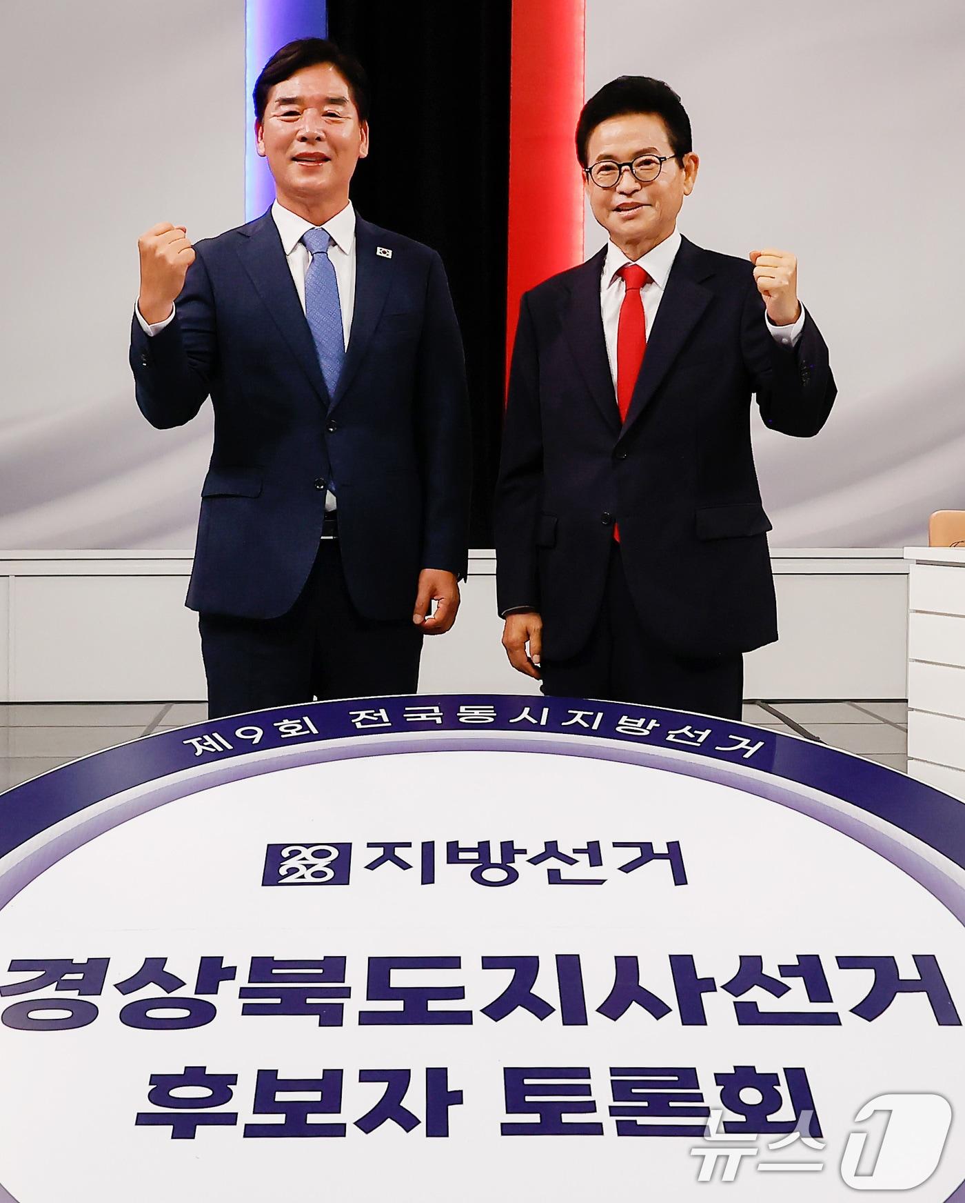 본문 이미지 - 오중기 더불어민주당 후보(왼쪽)와 이철우 국민의힘 후보가 27일 오후 KBS 대구 스튜디오에서 열린 제9회 전국동시지방선거 경북도지사 후보자 토론회 시작에 앞서 포즈를 취하고 있다。 2026.5.27 ⓒ 뉴스1 공정식 기자