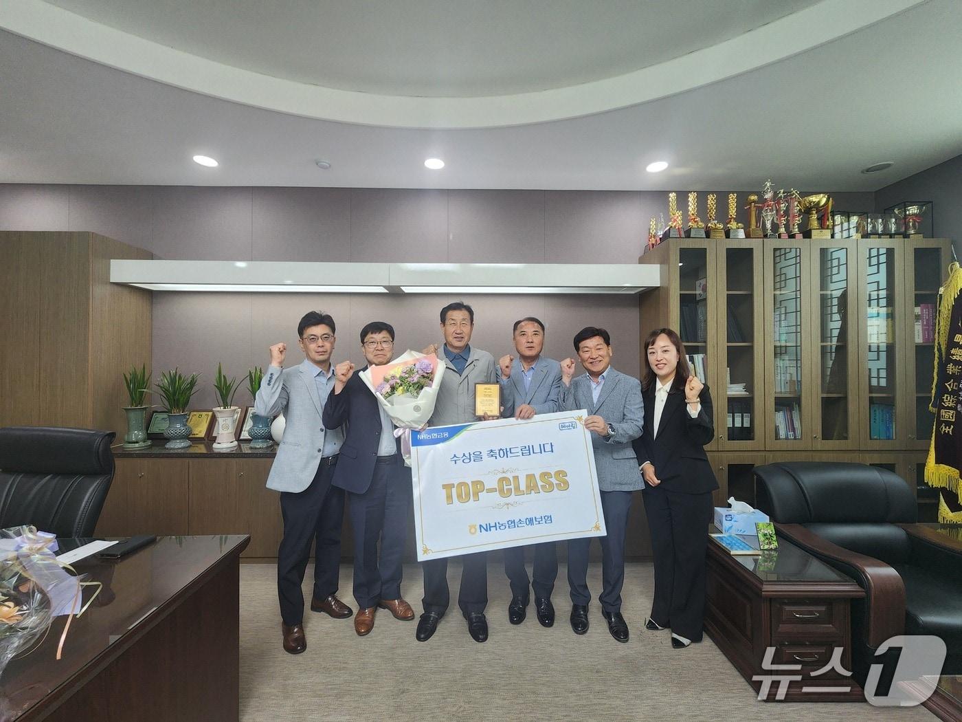 본문 이미지 - 봉평농협과 문막농협이 NH농협손해보험 '2026년 1분기 TOP–CLASS(탑클래스)' 우수 사무소로 선정됐다.(농협 강원본부 제공. 재판매 및 DB금지)/뉴스1