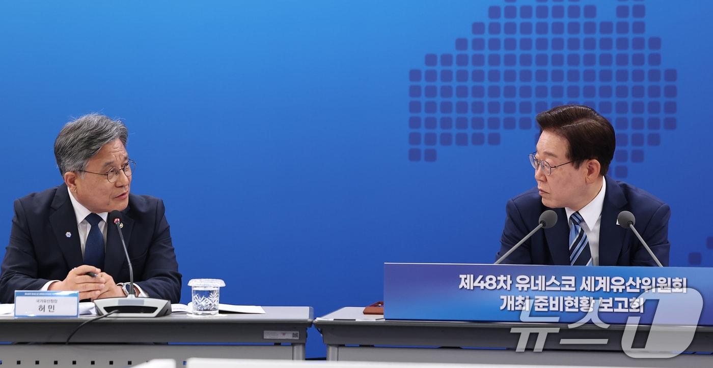 본문 이미지 - 이재명 대통령이 27일 부산 해운대구에서 열린 제48차 유네스코 세계유산위원회 개최 준비 현황 보고회에서 허민 국가유산청장과 대화하고 있다. (청와대통신사진기자단) 2026.5.27 ⓒ 뉴스1 허경 기자