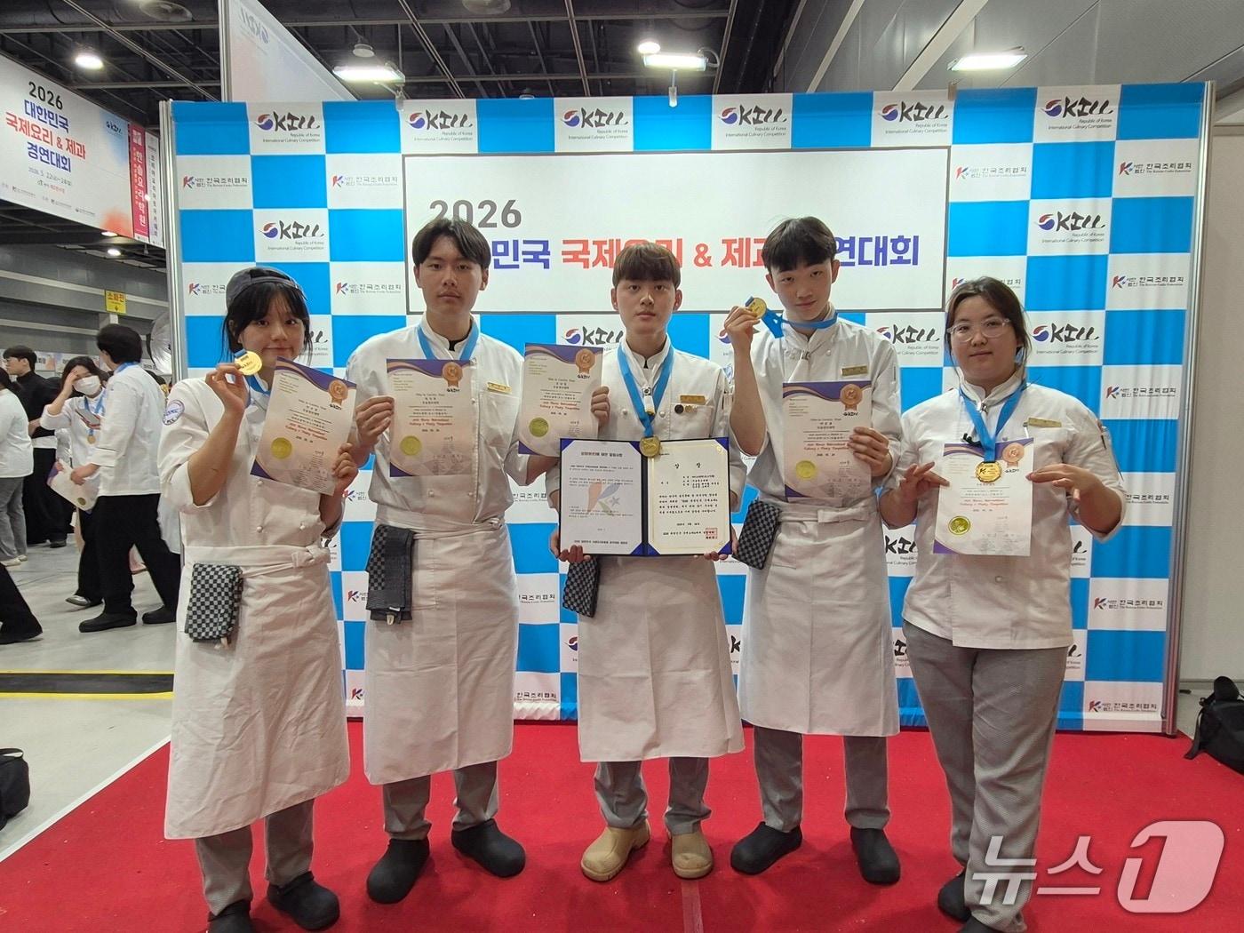 본문 이미지 - 우송정보대학 외식조리학부는 '2026 대한민국 국제요리&제과경연대회'에서 대상과 금상을 동시에 수상했다.(우송정보대학 제공.재판매 및 DB금지)/뉴스1