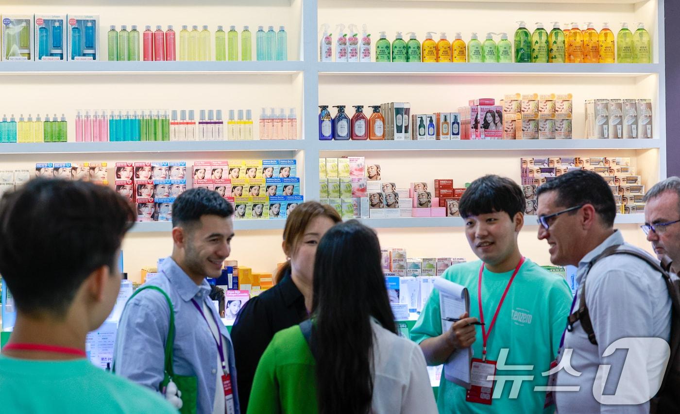 본문 이미지 - 27일 서울 강남구 코엑스에서 열린 2026 서울국제화장품·미용산업박람회(코스모뷰티서울)2026.5.27 ⓒ 뉴스1 안은나 기자