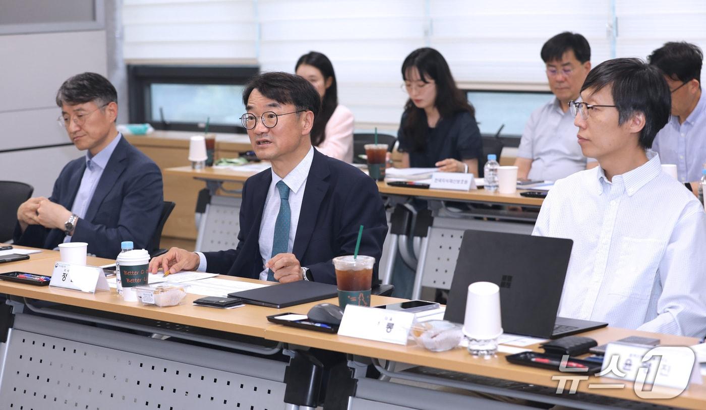본문 이미지 - 정연우 지식재산처 차장(앞줄 왼쪽에서 2번째)이 '지식재산처 정상화 추진 TF 통합토론회'에서 인사말을 하고 있다.(지식재산처 제공.재판매 및 DB금지)/뉴스1