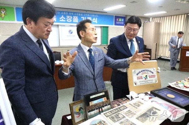 본문 이미지 - '한국 사격의 대부'로 불리는 박종길 전 문화체육관광부 2차관이 27일 전북체육회를 방문, 그 동안 소중하게 간직해왔던 소장품을 기증했다.(전북체육회 제공, 재판매 및 DB 금지)/뉴스1