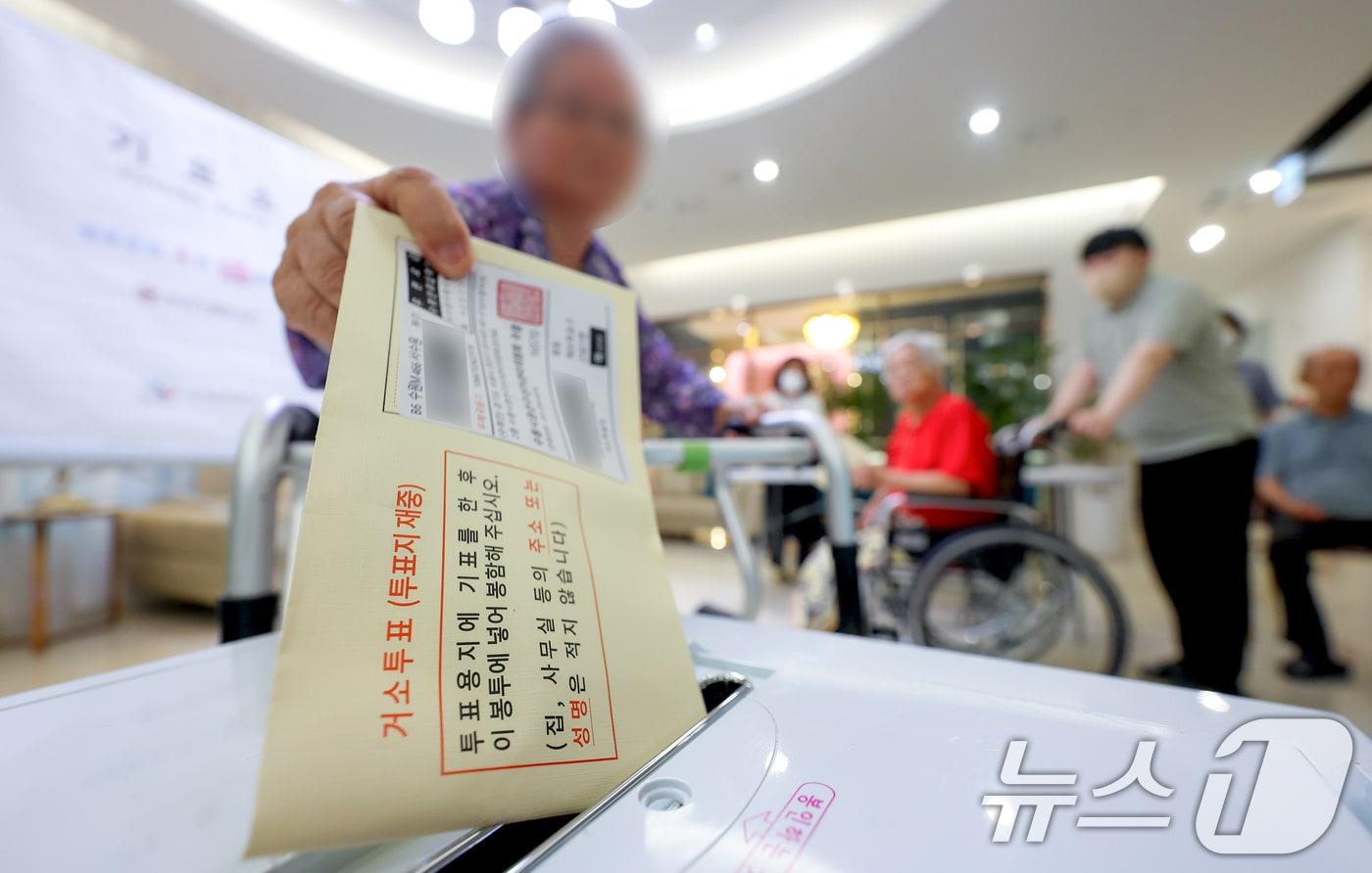 본문 이미지 - 제9회 전국동시지방선거를 일주일 앞둔 27일 오후 경기 수원시 사과나무요양원에서 유권자들이 거소투표를 하고 있다. (공동취재) 2026.5.27 ⓒ 뉴스1 최지환 기자