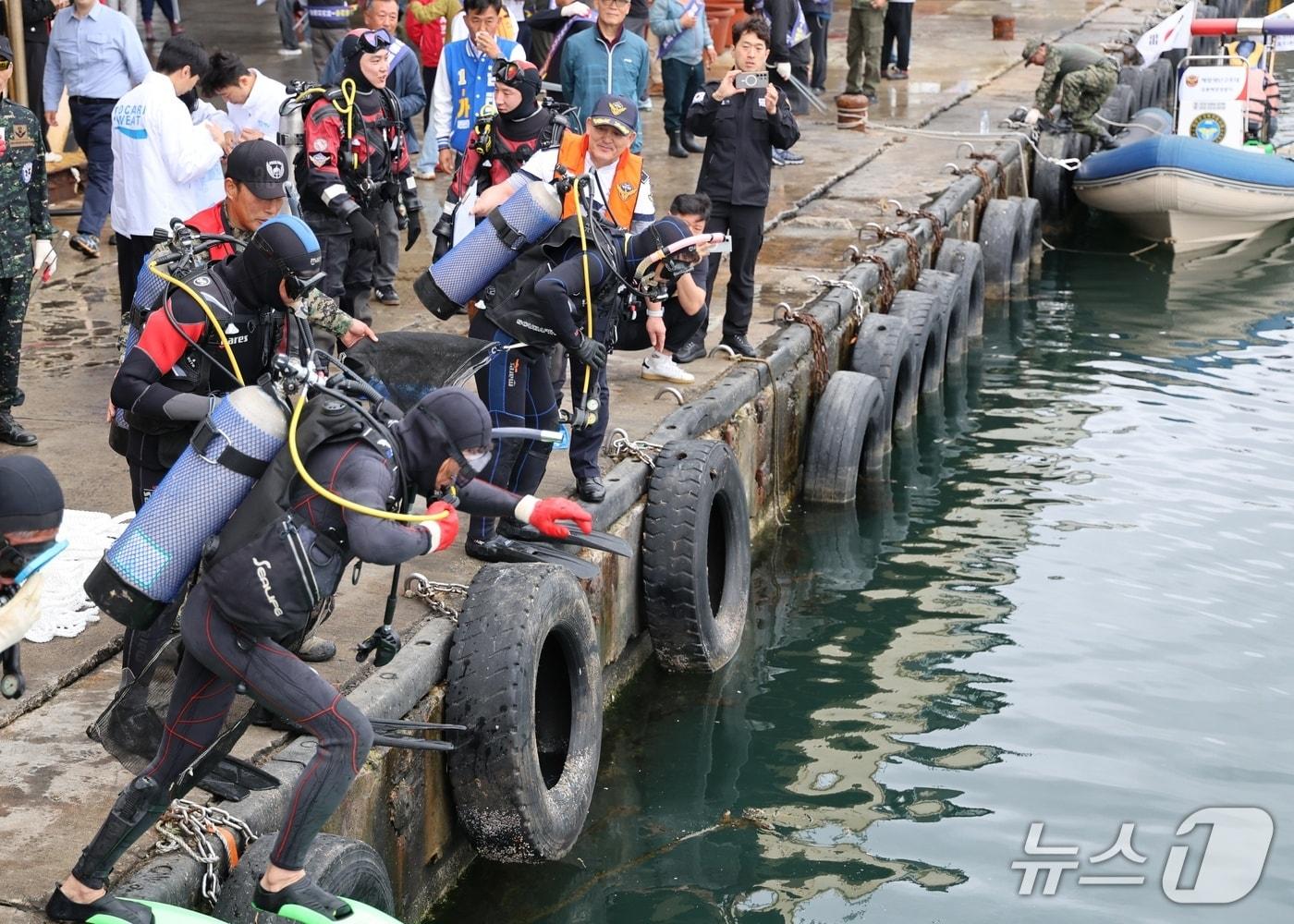 본문 이미지 - 수중정화 활동을 위해 입수하는 잠수팀.(강릉해경 제공, 재판매 및 DB 금지) 2026.5.27/뉴스1