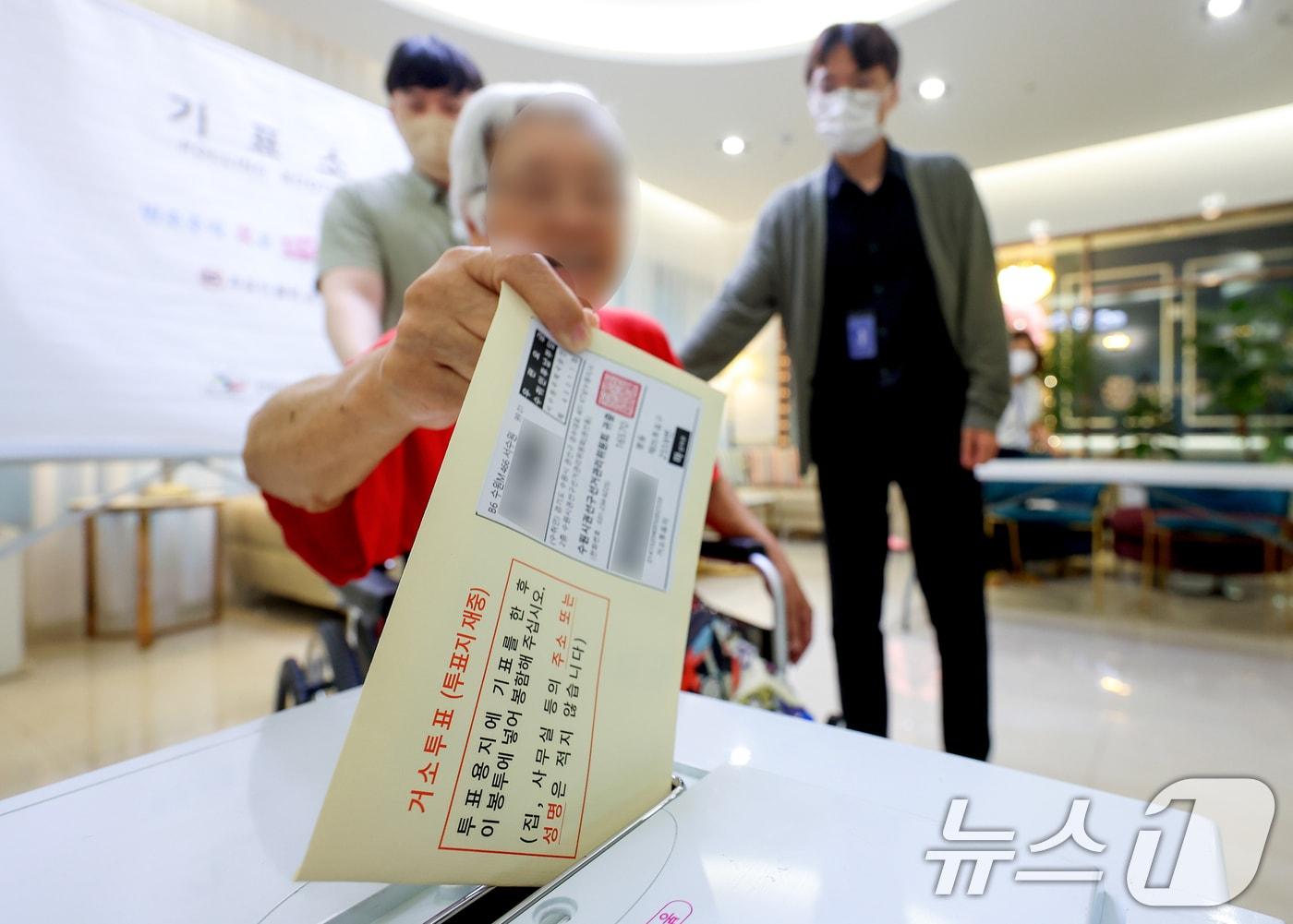 본문 이미지 - 제9회 전국동시지방선거를 일주일 앞둔 27일 오후 경기 수원시 사과나무요양원에서 유권자들이 거소투표를 하고 있다. (공동취재) 2026.5.27 ⓒ 뉴스1 최지환 기자