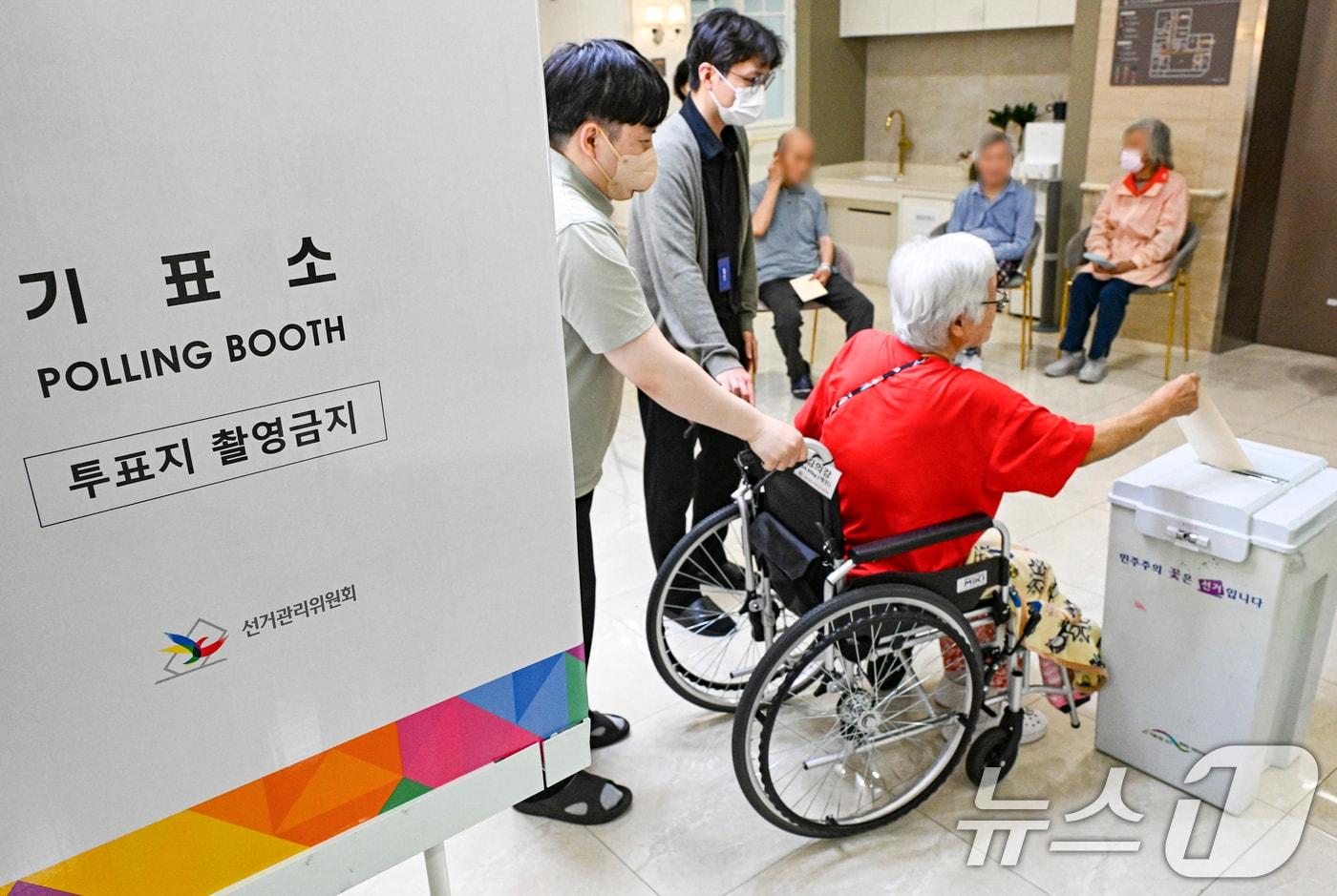 본문 이미지 - 제9회 전국동시지방선거를 일주일 앞둔 27일 오후 경기 수원시 사과나무요양원에서 유권자들이 거소투표를 하고 있다. (공동취재) 2026.5.27 ⓒ 뉴스1 최지환 기자