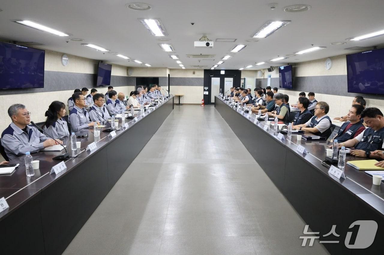 본문 이미지 - 한국지엠(GM) 노사가 27일 2026년 임금 및 단체협상안 교섭을 위한 첫 상견례를 진행했다. (전국금속노동조합 한국GM지부 제공/뉴스1)