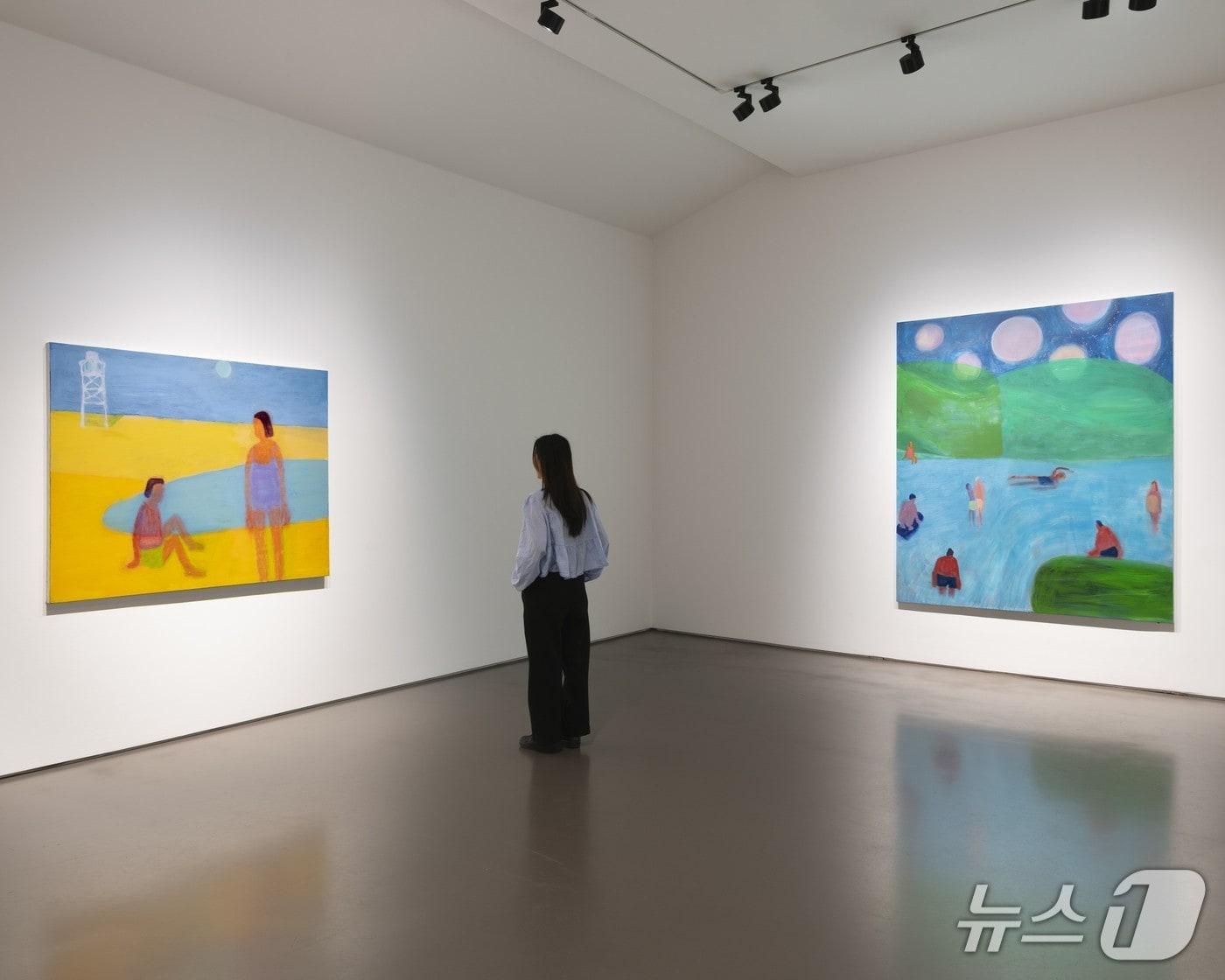본문 이미지 - 갤러리현대가 캐서린 브래드포드의 한국 첫 개인전 '리빙 어 드림'(Living a Dream)을 연다. 신작을 중심으로 20여 점의 회화를 선보이며 물과 우주, 밤처럼 경계 없는 공간에 떠 있는 인물 군상을 통해 작가의 핵심 모티프와 정서를 조망하는 자리다.