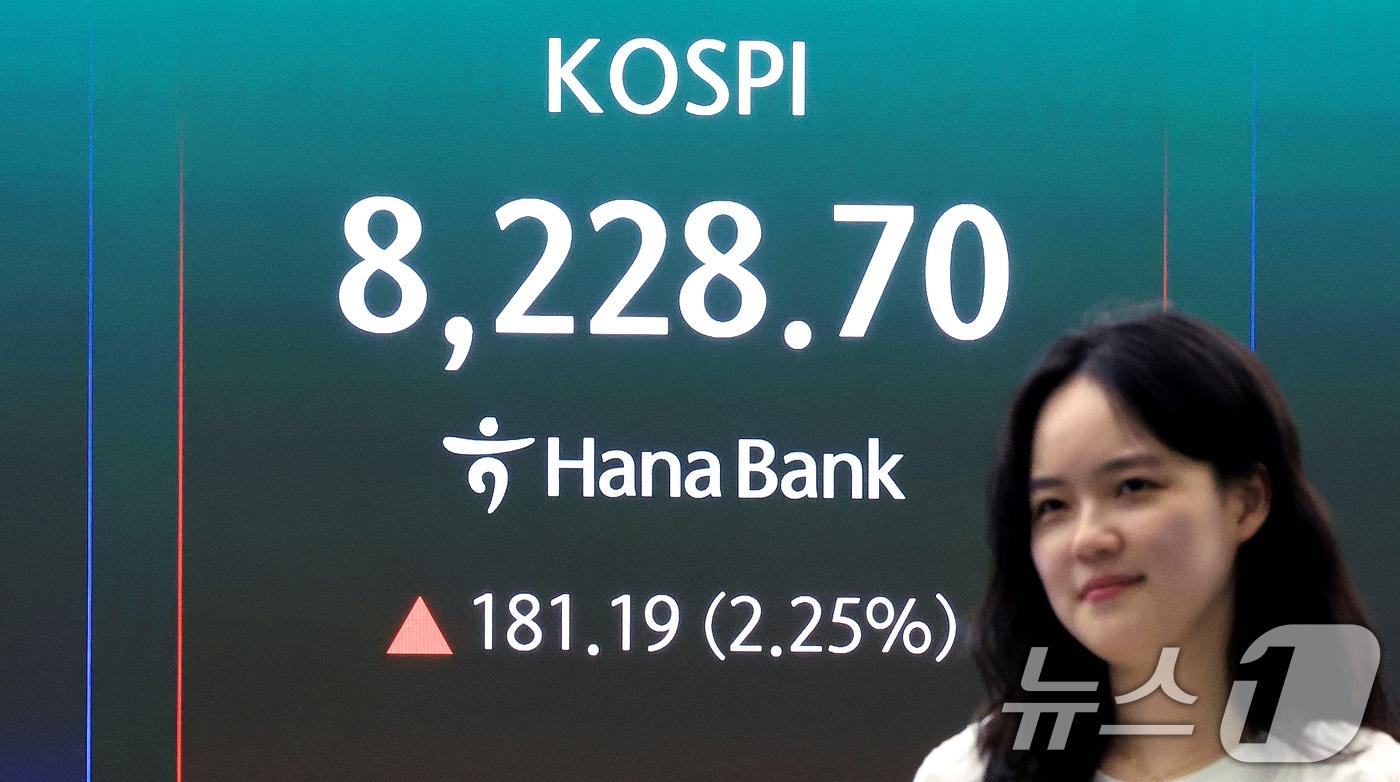 본문 이미지 - 코스피 지수가 연일 종가 기준 역대 최고치를 기록한 27일 서울 중구 하나은행 본점 딜링룸에 종가가 표시되고 있다. 2026.5.27 ⓒ 뉴스1 이호윤 기자