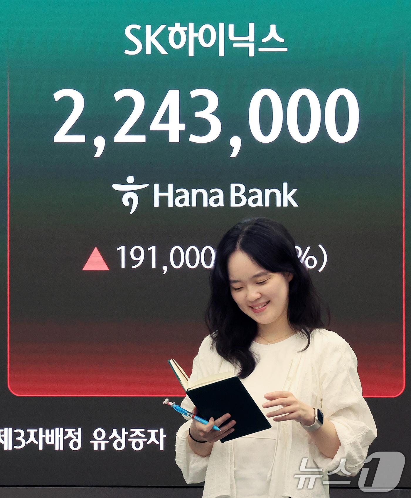 본문 이미지 - 삼성전자와 SK하이닉스가 레버리지 상장지수펀드(ETF)에 출시된 27일 서울 중구 하나은행 딜링룸 현황판에 종가가 표시되고 있다. 2026.5.27 ⓒ 뉴스1 이호윤 기자