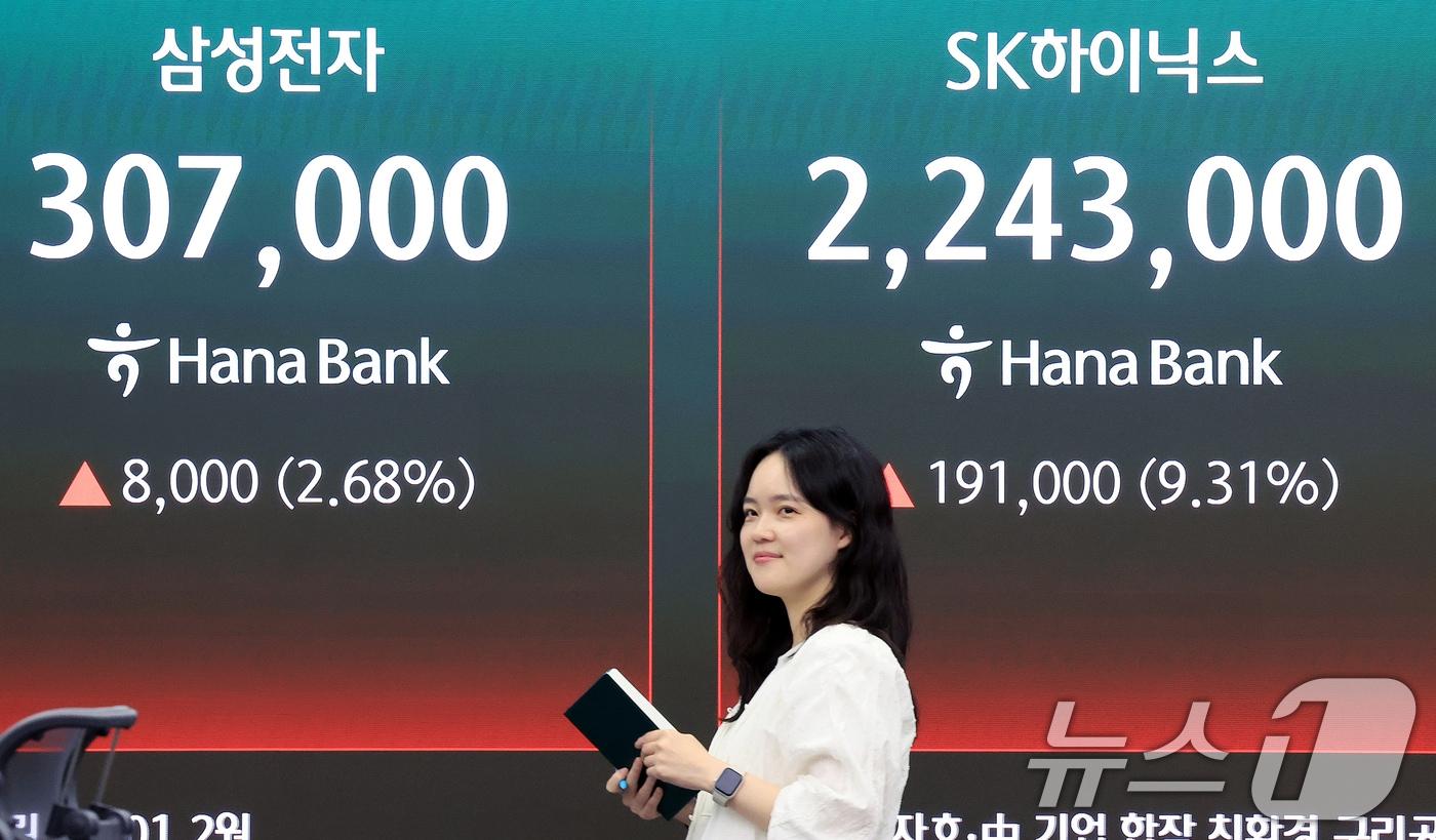 본문 이미지 - 삼성전자와 SK하이닉스가 레버리지 상장지수펀드(ETF)에 출시된 27일 서울 중구 하나은행 딜링룸 현황판에 종가가 표시되고 있다.  2026.5.27 ⓒ 뉴스1 이호윤 기자
