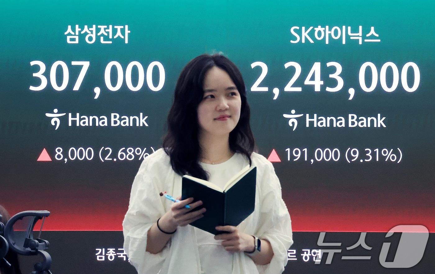 본문 이미지 - 삼성전자와 SK하이닉스가 레버리지 상장지수펀드(ETF)에 출시된 27일 서울 중구 하나은행 딜링룸 현황판에 종가가 표시되고 있다. 2026.5.27 ⓒ 뉴스1 이호윤 기자