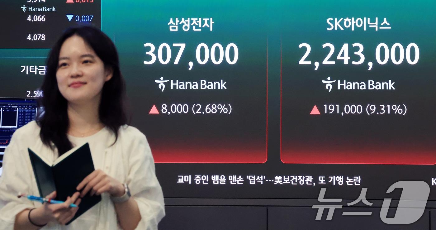 본문 이미지 - 삼성전자와 SK하이닉스가 레버리지 상장지수펀드(ETF)에 출시된 27일 서울 중구 하나은행 딜링룸 현황판에 종가가 표시되고 있다.  2026.5.27 ⓒ 뉴스1 이호윤 기자