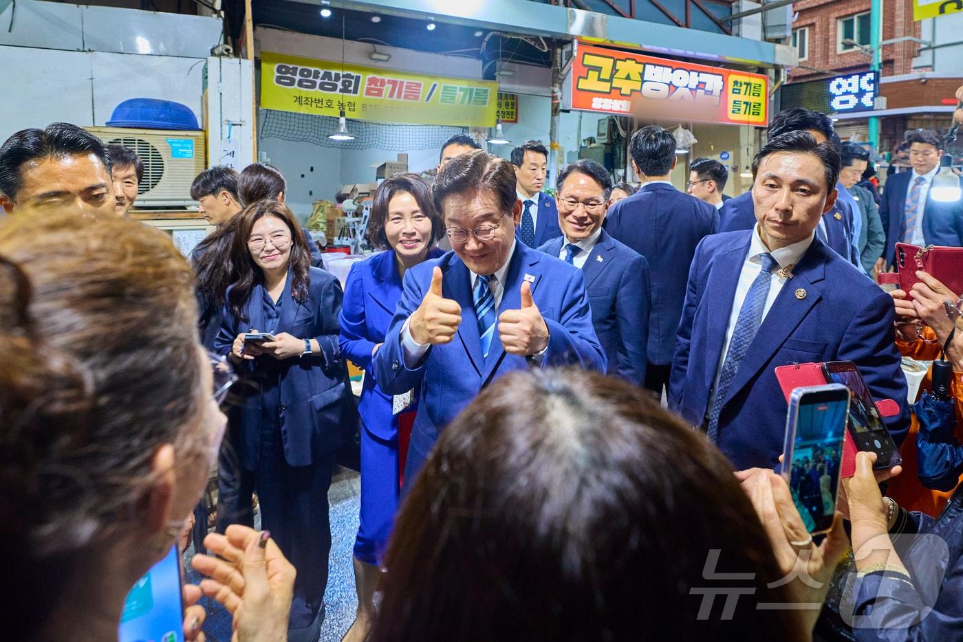 본문 이미지 - 이재명 대통령과 김혜경 여사가 27일 부산 남항시장을 방문해 상인들과 인사하고 있다. (청와대 제공. 재판매 및 DB 금지) 2026.5.27 ⓒ 뉴스1 허경 기자