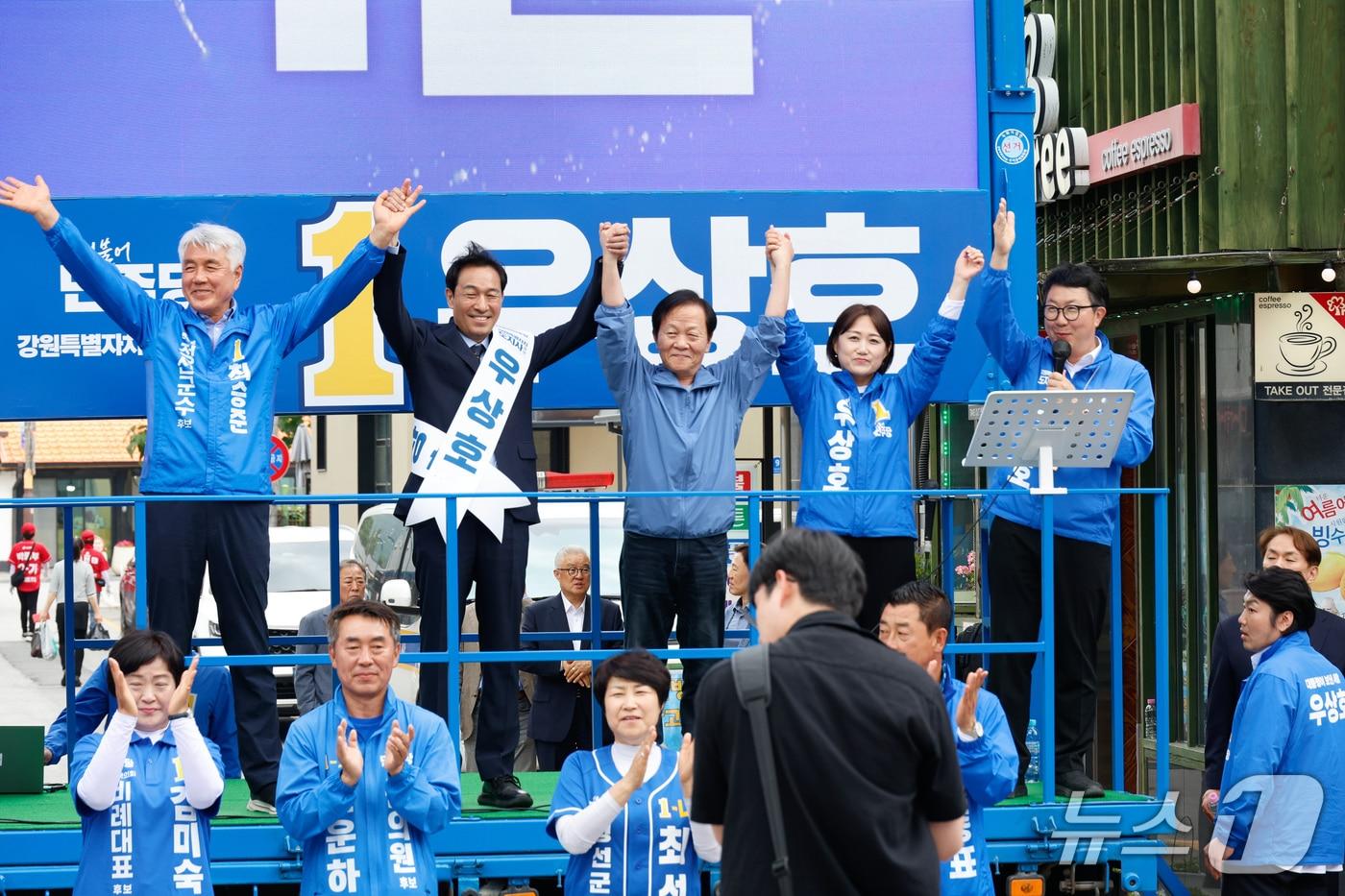 본문 이미지 - 우상호 더불어민주당 강원지사 후보는 27일 정선 등 남부내륙 권역을 공략하는 민생 소통 행보를 펼쳤다.(우상호후보캠프 측 제공. 재판매 및 DB금지)/뉴스1