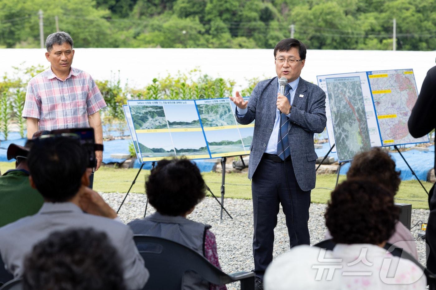 본문 이미지 - 김성환 기후에너지환경부 장관이 충남 금산군 대둔산 도립공원 일대와 대전 유성구 국립대전현충원을 찾아 국가기간 전력망 사업 관련해 주민 의견을 청취하고 있다. (기후에너지환경부 제공. 재판매 및 DB 금지) 2026.5.27 ⓒ 뉴스1