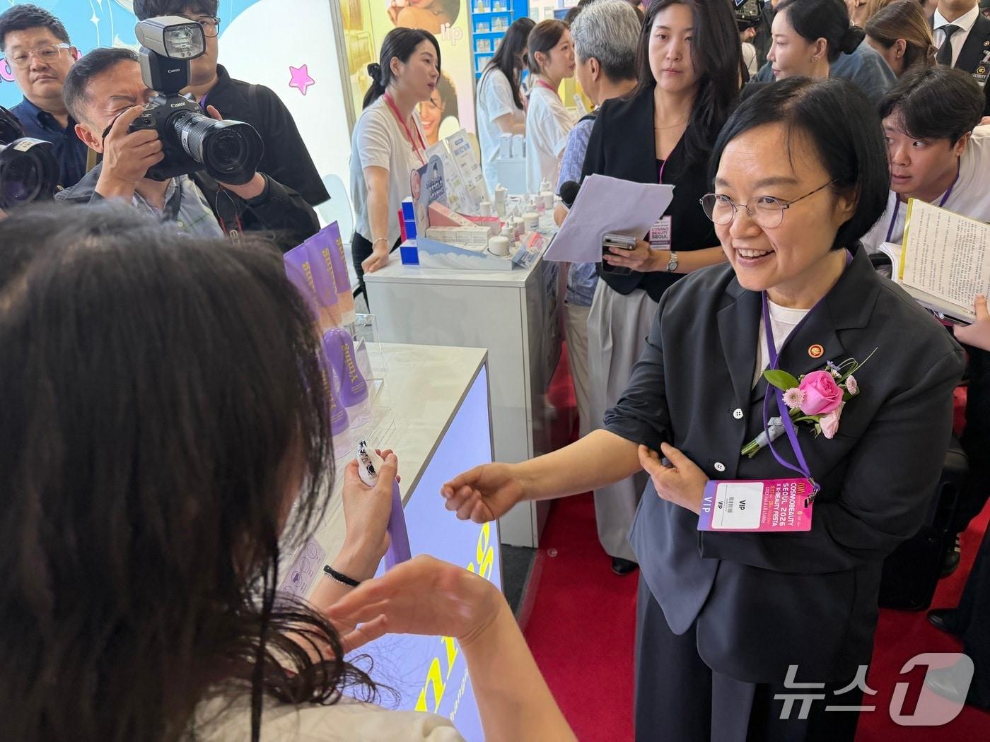 본문 이미지 - 한성숙 중기부 장관이 '코스모뷰티서울 &times; K-뷰티 페스타'에서 국내 뷰티 기업 제품을 직접 체험해보고 있다. ⓒ 뉴스1 신민경 기자