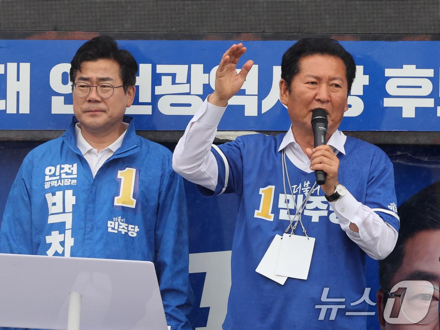 본문 이미지 - 정청래 더불어민주당 대표가 27일 오후 인천 강화군 강화풍물시장에서 유권자들에 지지를 호소하고 있다. 2026.5.27 ⓒ 뉴스1 황기선 기자