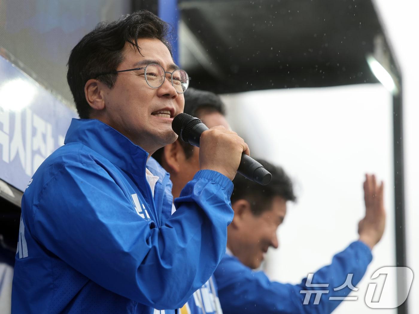 본문 이미지 - 박찬대 더불어민주당 인천시장 후보가 27일 오후 인천 강화군 강화풍물시장에서 유권자들에 지지를 호소하고 있다. 2026.5.27 ⓒ 뉴스1 황기선 기자