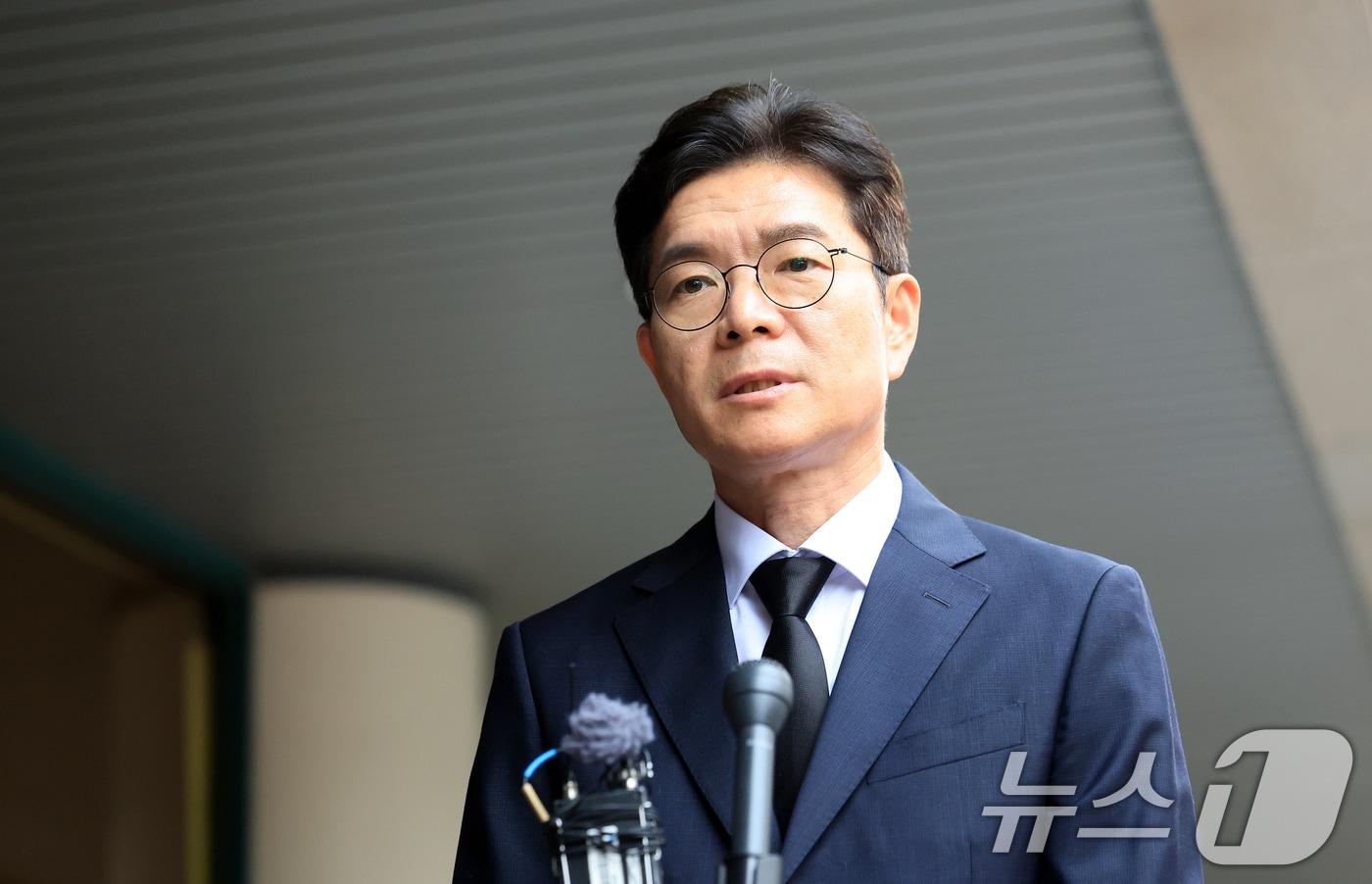 본문 이미지 - 정원오 더불어민주당 서울시장 후보가 27일 서울 중구 국립중앙의료원 장례식장에 마련된 서소문 고가차도 참사 희생자 빈소를 찾아 조문을 마치고 취재진 질문에 답하고 있다. 2026.5.27 ⓒ 뉴스1 이호윤 기자