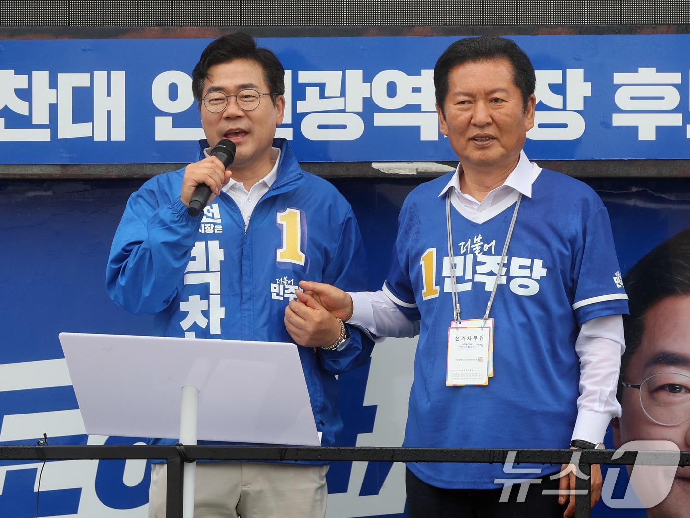 본문 이미지 - 박찬대 더불어민주당 인천시장 후보가 27일 오후 인천 강화군 강화풍물시장에서 유권자들에 지지를 호소하고 있다. 2026.5.27 ⓒ 뉴스1 황기선 기자