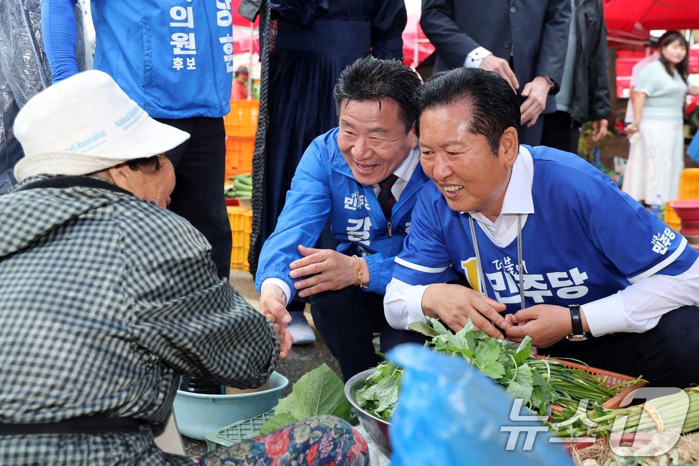 본문 이미지 - 정청래 더불어민주당 총괄상임선거대책위원장아 27일 오후 인천 강화군 강화풍물시장에서 상인들과 인사를 나누고 있다. 2026.5.27 ⓒ 뉴스1 황기선 기자