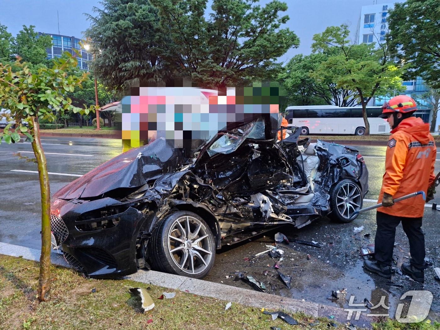 본문 이미지 - 27일 오전 5시 5분쯤 창원시 성산구 신월동 중앙대로에서 시청에서 도청 방면으로 달리던 승용차가 도로변에 주차된 버스를 추돌해 3명이 숨졌다. 사진은 사고 현장 모습.(창원소방본부 제공. 재판매 및 DB금지)