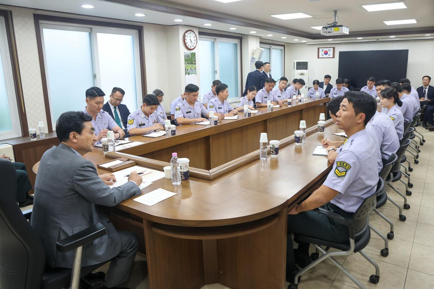 본문 이미지 - 27일 육군사관학교를 방문한 안규백 국방부장관이 사관생도들과 간담회를 진행하고 있다.(국방부 제공)