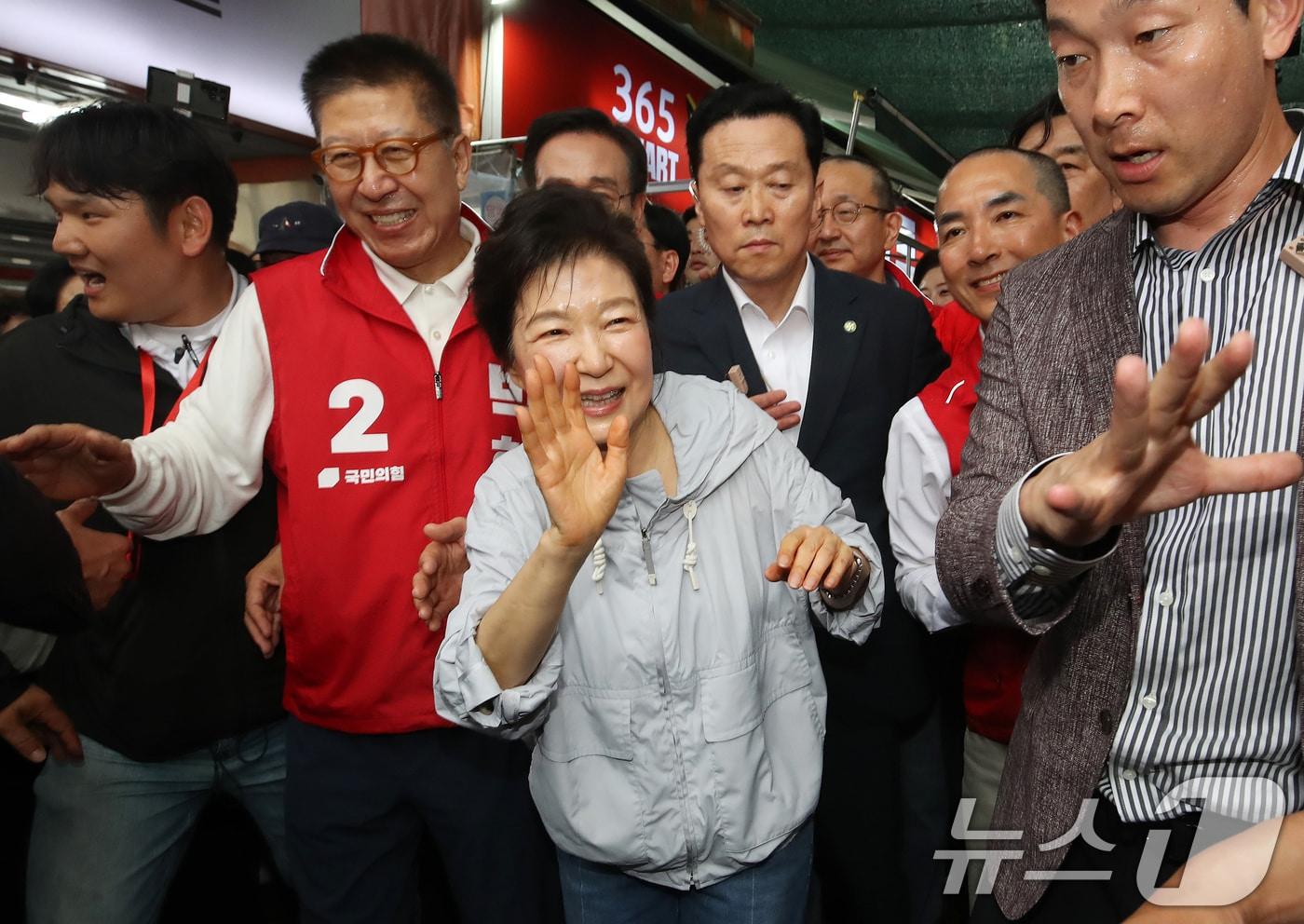 본문 이미지 - 박근혜 전 대통령이 27일 부산 기장군 기장시장을 찾아 박형준 국민의힘 부산시장 후보, 정명시 기장군수 후보, 박민식 북구갑 국회의원 후보 등 국민의힘 후보자 지원유세를 하고 있다. 2026.5.27 ⓒ 뉴스1 윤일지 기자