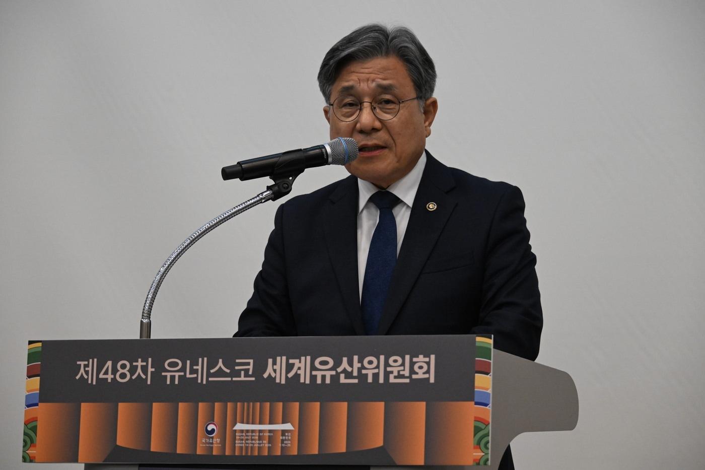 본문 이미지 - 27일 허민 국가유산청장이 부산 벡스코에서 제48차 유네스코 세계유산위원회 개최 준비 현황 발표 기자간담회에서 발언하고 있다. (국가유산청 제공)