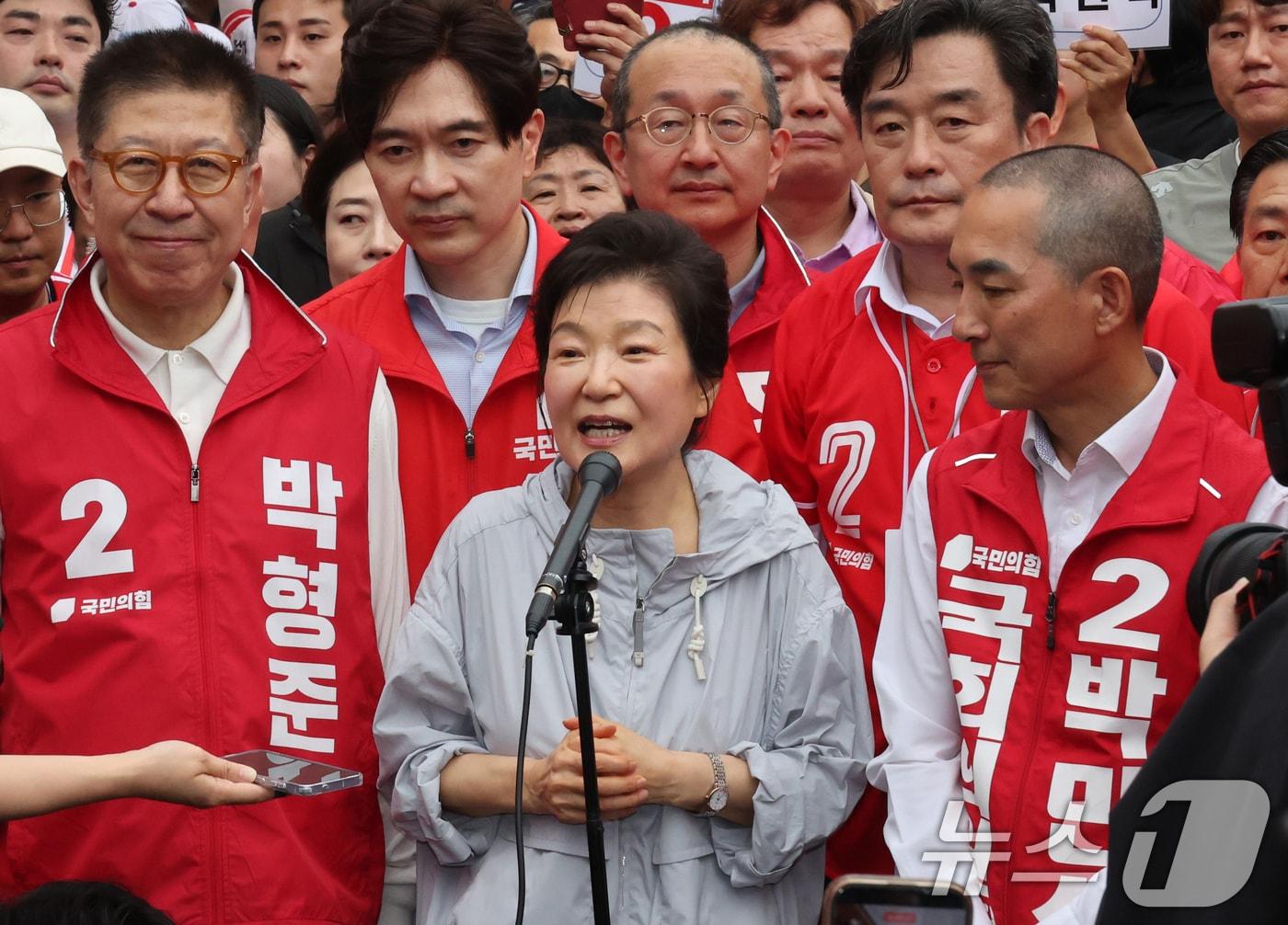 본문 이미지 - 박근혜 전 대통령이 27일 부산 기장군 기장시장을 방문해 시민들에게 인사하고 있다. (공동취재) 2026.5.27 ⓒ 뉴스1 윤일지 기자