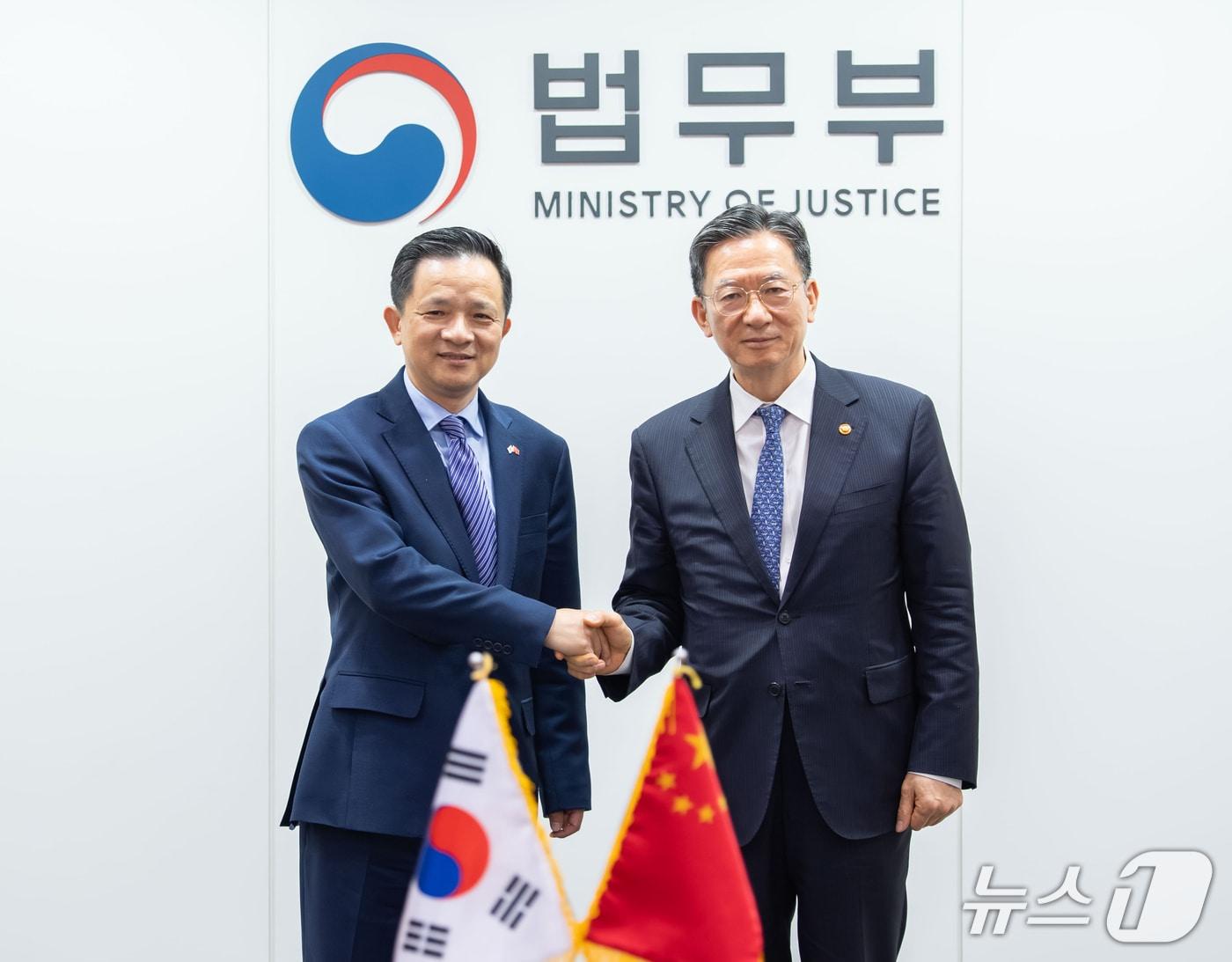 본문 이미지 - 정성호 법무부 장관이 27일 다이 빙 주한 중국대사와 만나 출입국·이민정책 협력 강화와 관련해 논의했다. (법무부 제공)