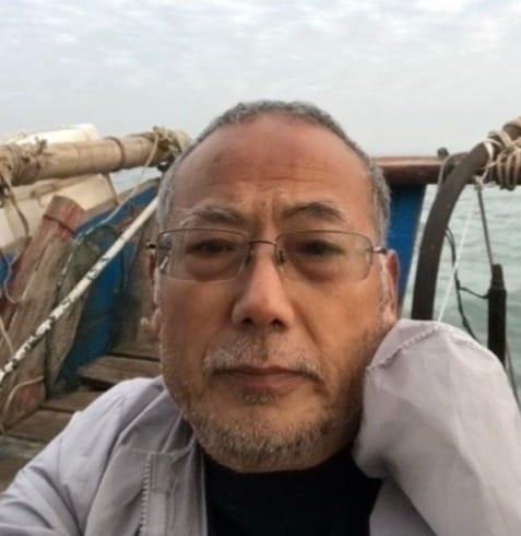 본문 이미지 - 충남 태안 앞바다에서 고무보트를 타고 영해에 진입해 해경에 붙잡힌 중국 반체제 인사 둥광핑(68). (사진=셩쉐 엑스(X) 갈무리)