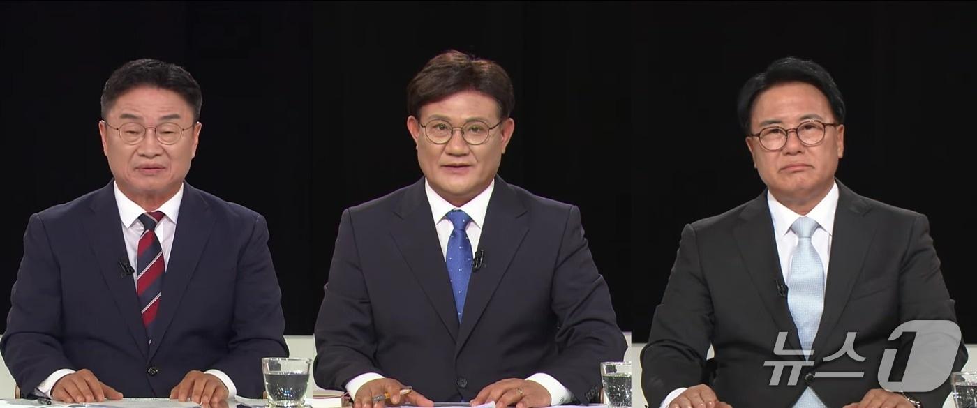본문 이미지 - 27일 KBS 창원방송총국에서 열린 법정 TV 토론에 참석한 권순기, 송영기, 오인태 경남교육감 후보.(KBS 창원방송총국 유튜브 생중계 갈무리. 재편집.)
